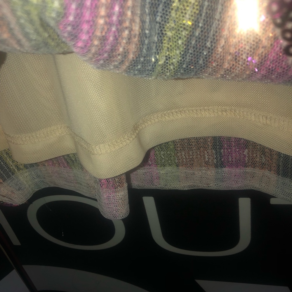 Sequins - Picture 5 of 6